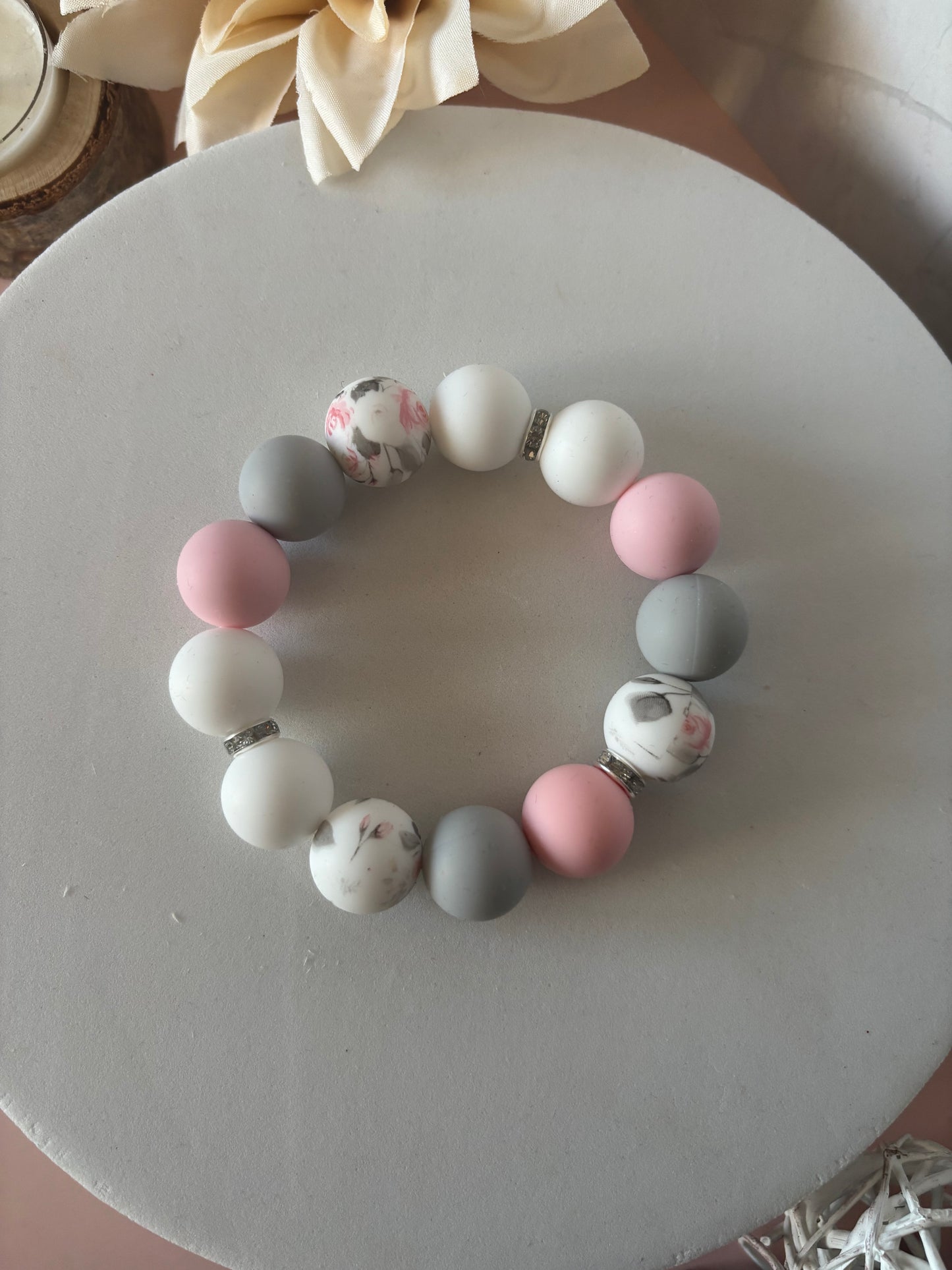 🌸Bracelet  Éclosion — rose poudré, blanc, gris & fleuri
